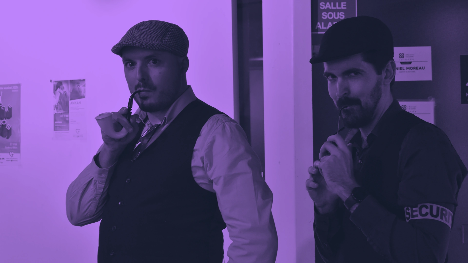 Scène de théâtre éclairée pour spectacle d'improvisation